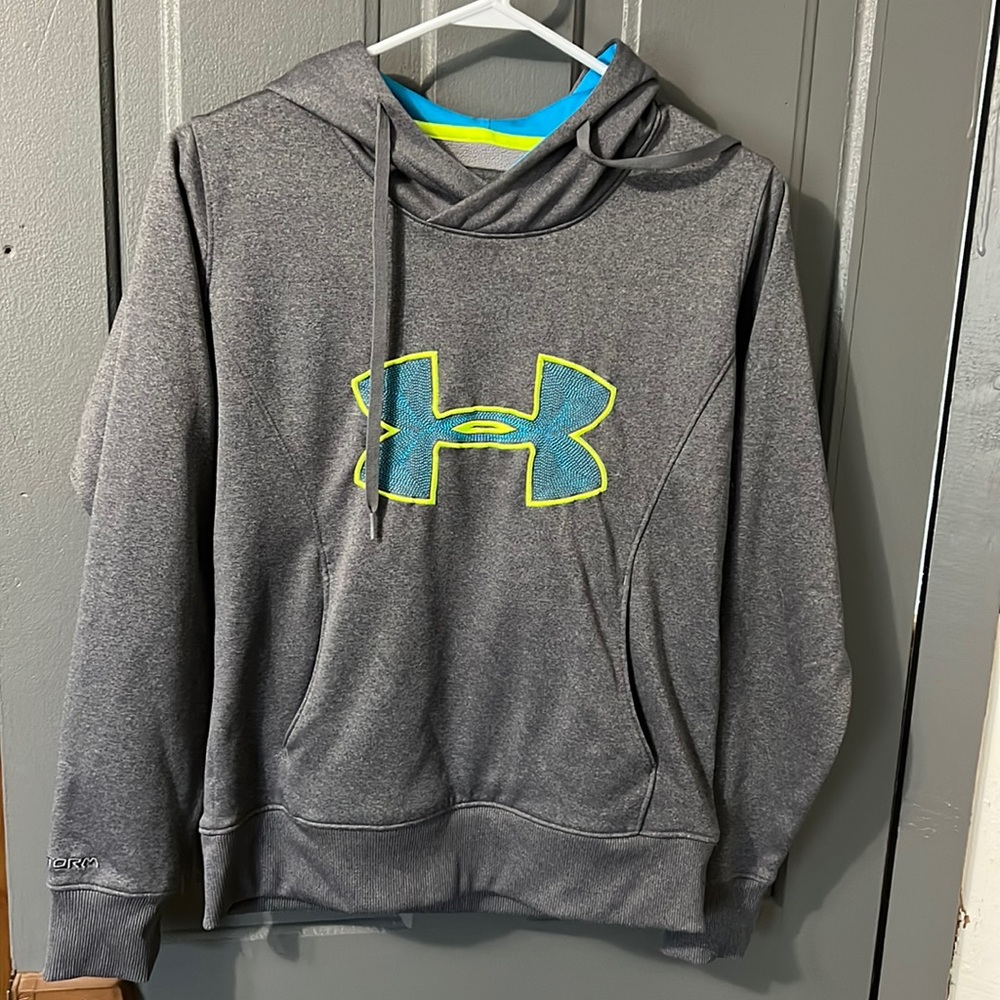 Gray semi-fitted Underarmour Dri-Fit sweatshirt